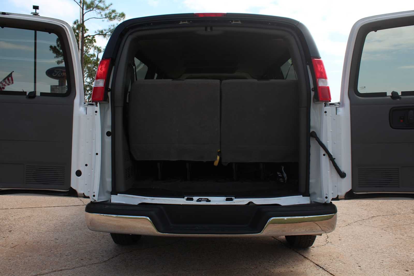 2025 Chevrolet Express Passenger LT