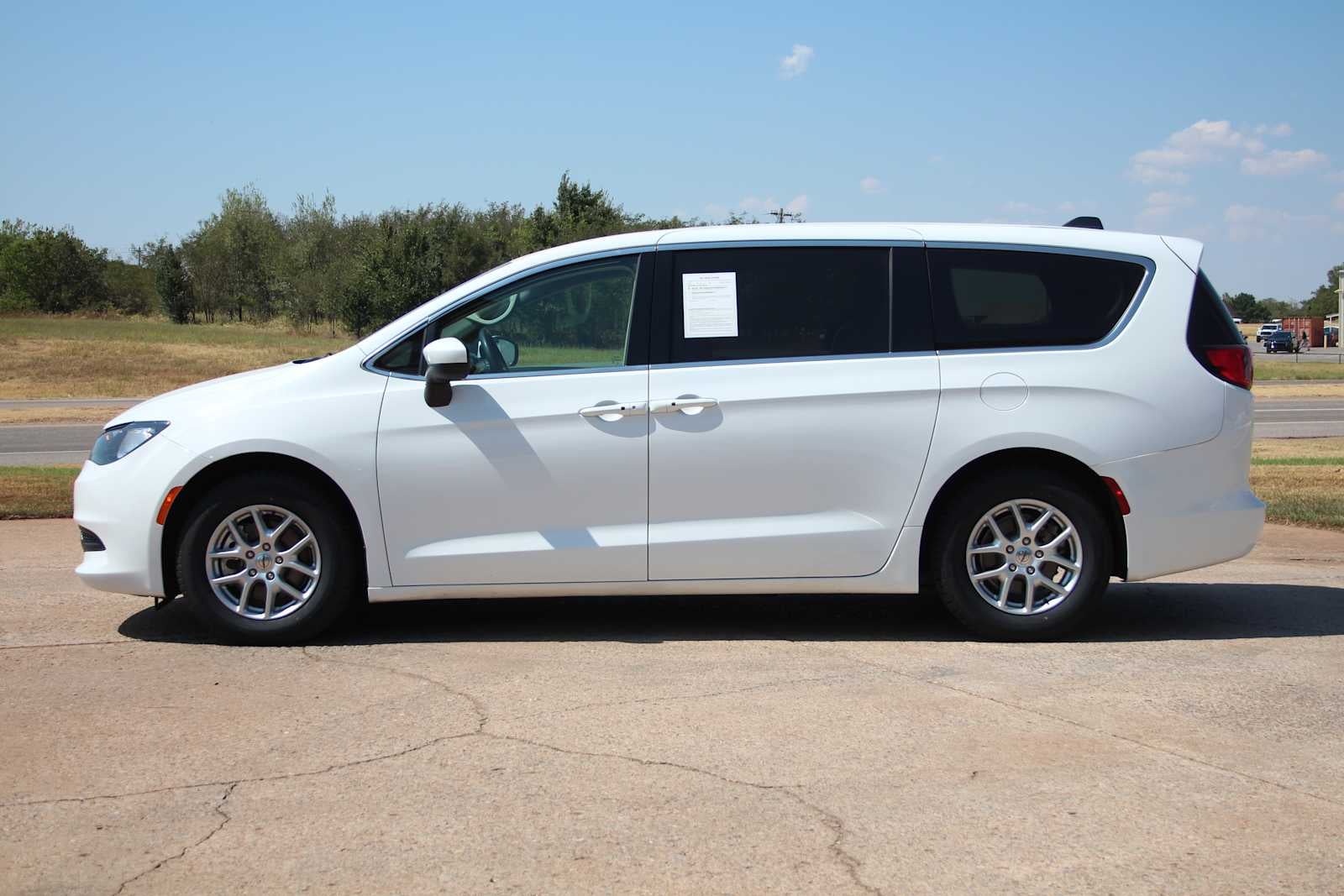2022 Chrysler Voyager LX
