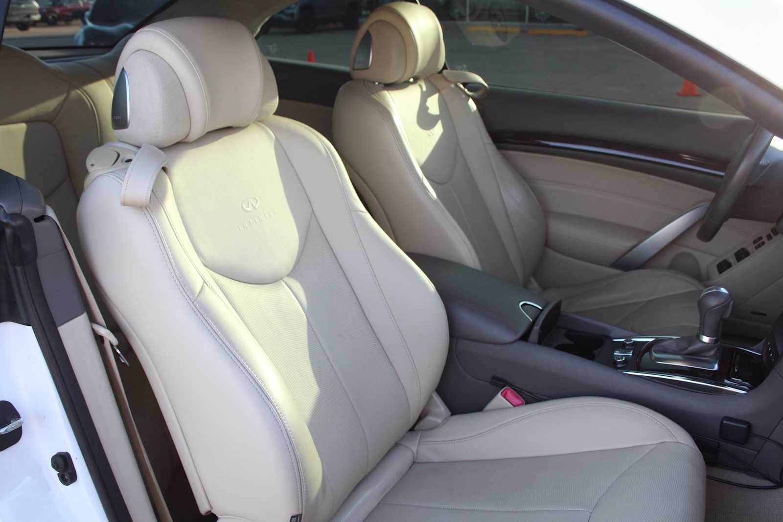 2014 INFINITI Q60 Convertible Base