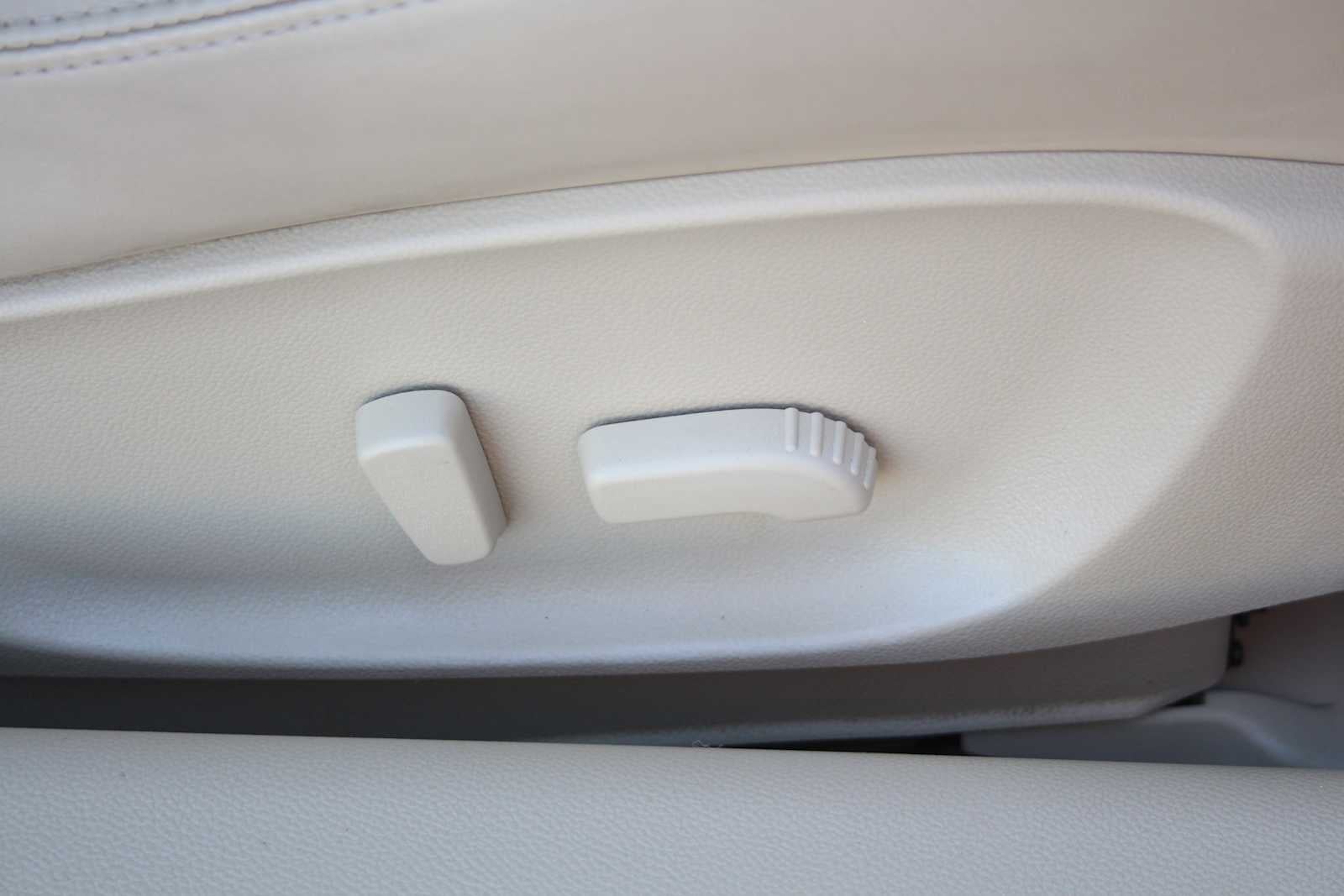 2014 INFINITI Q60 Convertible Base