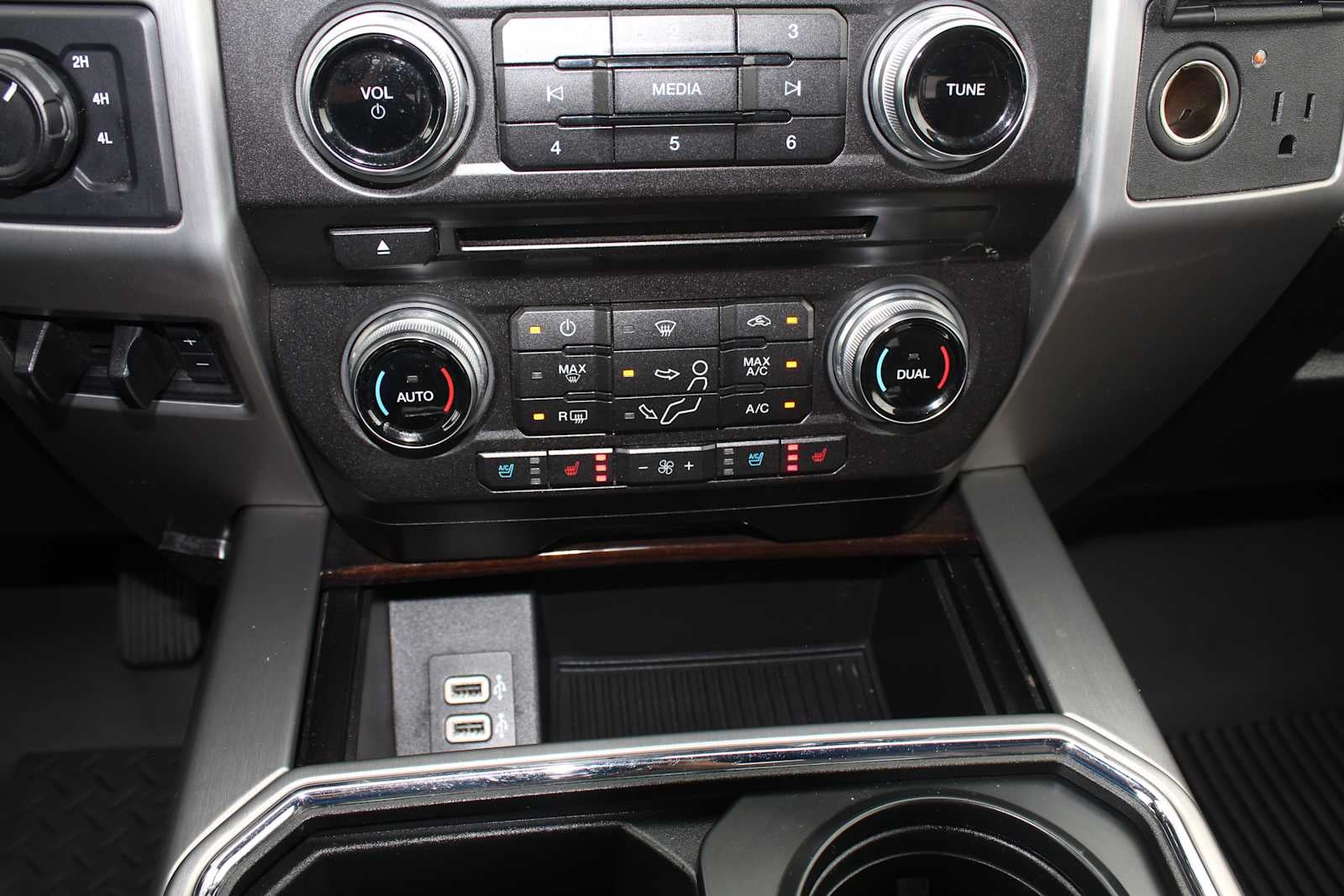2017 Ford Super Duty F-350 SRW Pickup Platinum